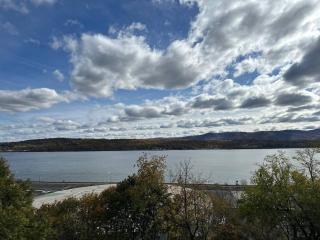Hudson Valley Top Getaway with a River View - 0