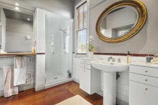 The Birdwood Villa by Homello Luxury Home with Views and steps to Parnell Village - 3