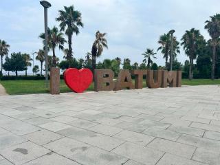 La Quinta Batumi - Sea & Airport View - 8