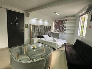 RG Deluxe Studios, 5 min Clínica Imbanaco, Cosmocentro y Plaza de Toros - 0