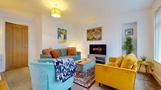 Large 5 Bed Detached Bungalow with Garden and Driveway - 3