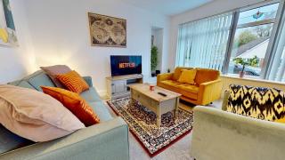 Large 5 Bed Detached Bungalow with Garden and Driveway - 1