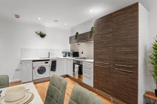 STYLISH RETREAT- 2 bed city centre apartment - 8