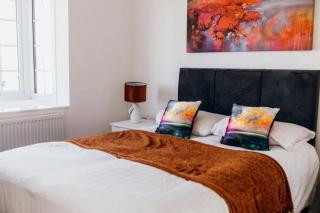 1 Bedroom apartment suite by Brookland Stays Serviced Accommodation & Short Lets in treetop hideaway with Free WiFi - 3