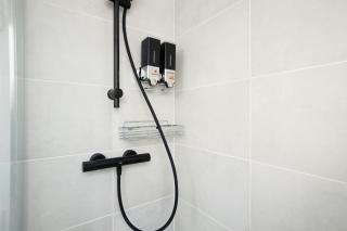 Spacious studio in prime location with queen bed - 4