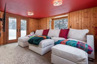 Glacier Snow Fox Lodge - Inside Glacier Park - 7