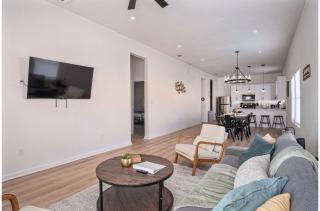 5BR3BA Minutes from the Action with Skyline Views - San Antonio - 6