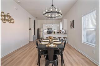 5BR3BA Minutes from the Action with Skyline Views - 4