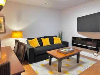 C111 Canmore World Class Solara Resort - Hot tub, Pool, Gym, AirCon, Free Parking & Netflix - 0