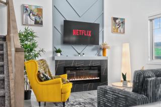 Spacious 4 Beds Sleeps 8 Near Airport Family Home - 0