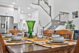 Spacious 4 Beds Sleeps 8 Near Airport Family Home - 1