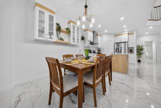 Spacious 4 Beds Sleeps 8 Near Airport Family Home - 2