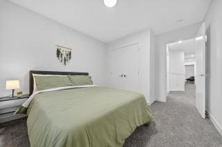 Spacious 4 Beds Sleeps 8 Near Airport Family Home - 7