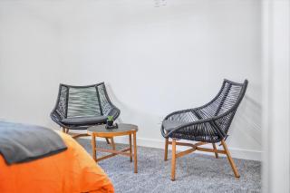 Spacious 4 Beds Sleeps 8 Near Airport Family Home - 8