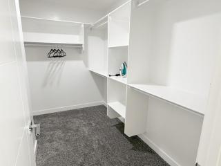 Spacious 4 Beds Sleeps 8 Near Airport Family Home - 3