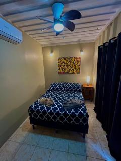 Roatan Backpackers' Hostel - 2