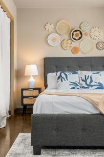 The Vista Lounge Modern 2BR Downtown Oasis w Parking - 5