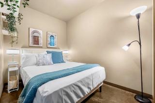 The Vista Lounge Modern 2BR Downtown Oasis w Parking - 2