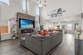 Lux Villa Private Backyard • 86” TV• Theater •Pong - 0