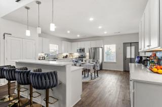 Lux Villa Private Backyard • 86” TV• Theater •Pong - 2