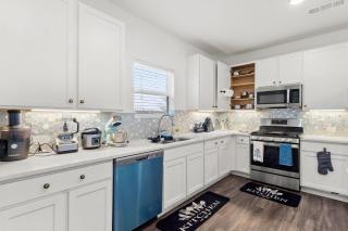 Lux Villa Private Backyard • 86” TV• Theater •Pong - 1