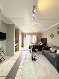 Couples Haven -Minimalist Studio Apt-Pool & Tennis Court - Sandton - 0