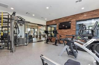 Ascent 2010 Cozy 2BR I 2BA Retreat - Pool - Gym - Free Parking - 6
