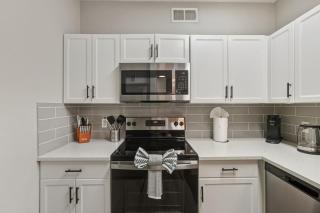 Ascent 2010 Cozy 2BR I 2BA Retreat - Pool - Gym - Free Parking - 1