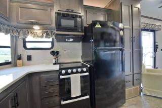 Lakeside Fire Pit • Grill • Games • Picnic Space - 6