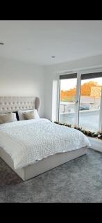 Modern 5 Bedroom Luxury Home with Sea Views and Hot Tub - 3