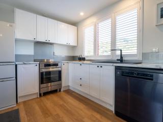 Akaroa Upper Deck - French inspired retreat - 9