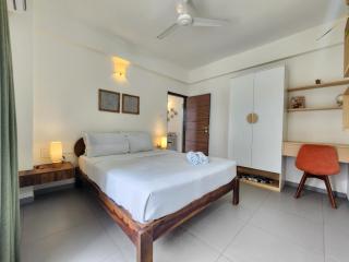 Premium 1BHK Beachside Apartment - Pool, Full Kitchen & Balcony, Candolim - 8