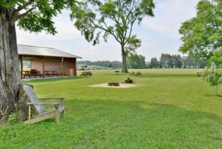 Mins from the Lake! King Bed • Firepit • Grill - 9