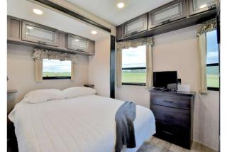 Mins from the Lake! King Bed • Firepit • Grill - 5