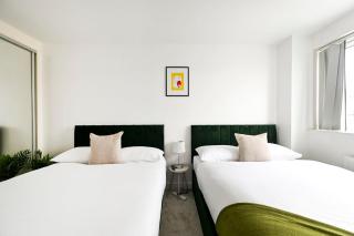 Swan's Place - Large 4bed home, Sleeps 9, Parking x2 & Games room - 1