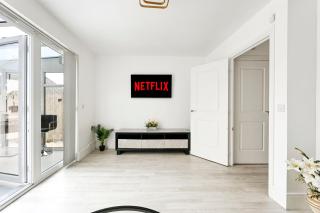 Swan's Place - Large 4bed home, Sleeps 9, Parking x2 & Games room - 6