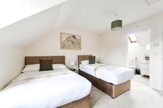 Swan's Place - Large 4bed home, Sleeps 9, Parking x2 & Games room - 2