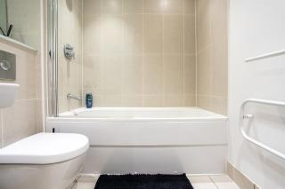 City Modern 2BR Apt With Balcony - Sleeps 8 - 2