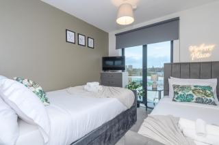 NEW - Long-Term Stays - Work & Relax Springwell Suite - sleeps 4! - 6