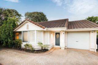 Modern Coastal Escape Walk to Scarborough & Brighton Beach - 5