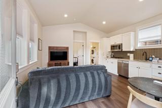 Bachelor Bliss with Hot Tub & ADU - Deschutes River Woods - 7