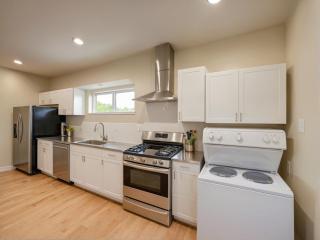 Modern 4 & 5 BR Townhomes Minutes from Downtown LA - 9