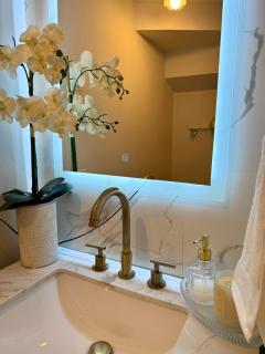 Hermosa casa en Santa Catarina, a 9 minutos del consulado,15 minutos fundidora, paseo Santa Lucía, cómoda, ubicación privilegiada, gym, equipada - 2