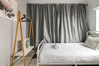 Light & Simple Single Room in Courtyard - Peakhurst Area - Shared Bathroom - 9