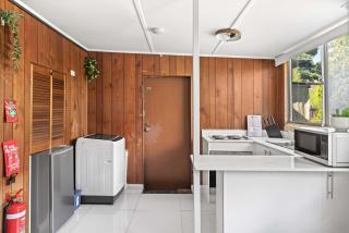 Simple 2-Double Bed Studio Stay - Peakhurst - 3