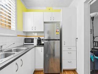 Convenient Studio in Trendy Inner-City Suburb - 8