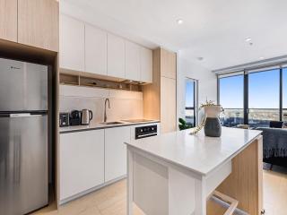 Chic 1-Bed with City Views, Parking, Gym & Pool - 4