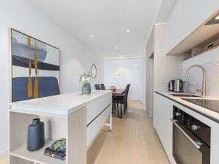 Chic 1-Bed with City Views, Parking, Gym & Pool - 6