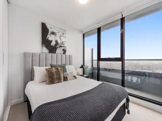 Chic 1-Bed with City Views, Parking, Gym & Pool - 3