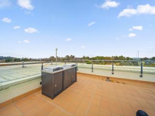 Loft-Style CBD 1-Bed with Rooftop Terrace & BBQ - 9